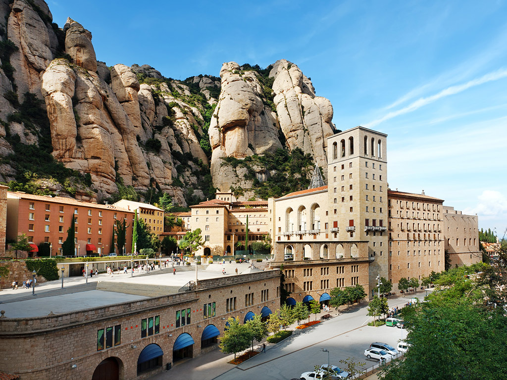Special Discount: Montserrat with Ascent by Cogwheel Train and La Morenita Access - Half-Day Tour (Bilingual Tour - with Access to EscolanIa - Selected language preferred)