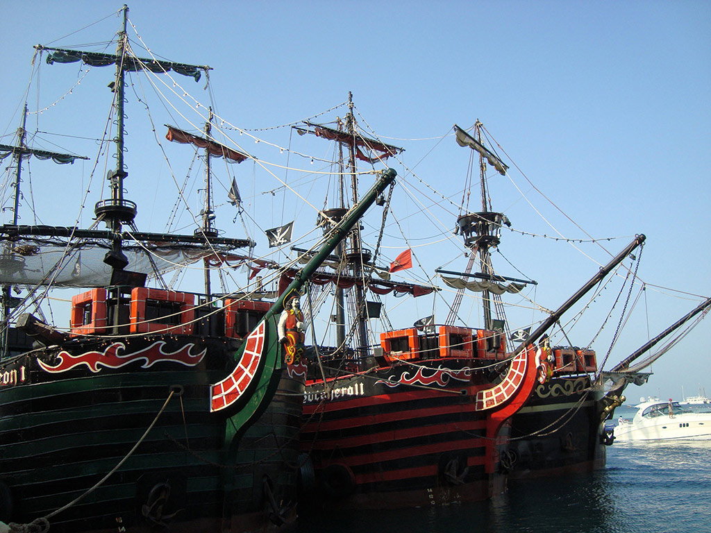 Pirate show on Captain Hook's Galleon with dinner - Cancun (and vicinity)