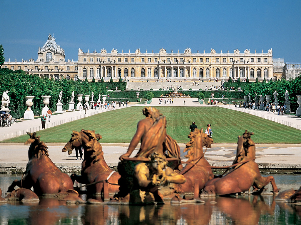 Palace of Versailles Guided Tour and Queens Hamlet Ticket with Priority Access