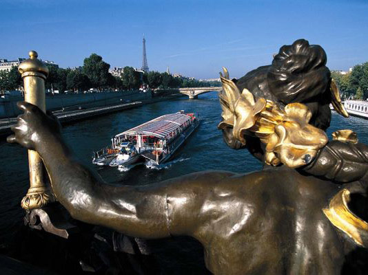 Dinner at the Eiffel Tower at Madame Brasserie with Priority Access and Seine Ri