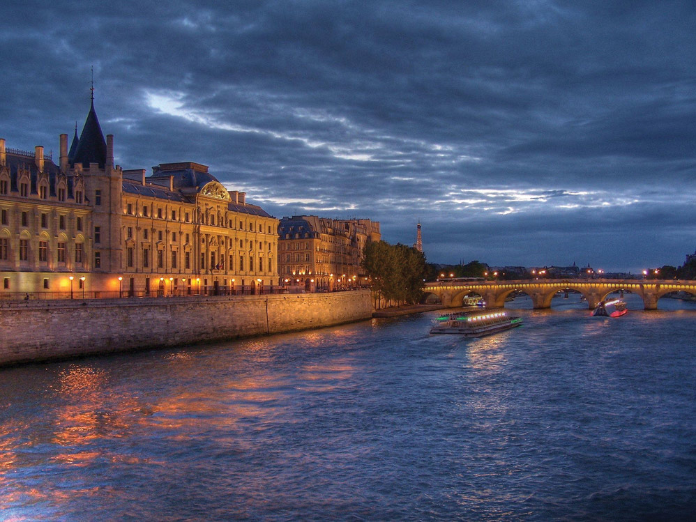 Romantic Paris Escorted Day Trip by Rail with Lunch - London