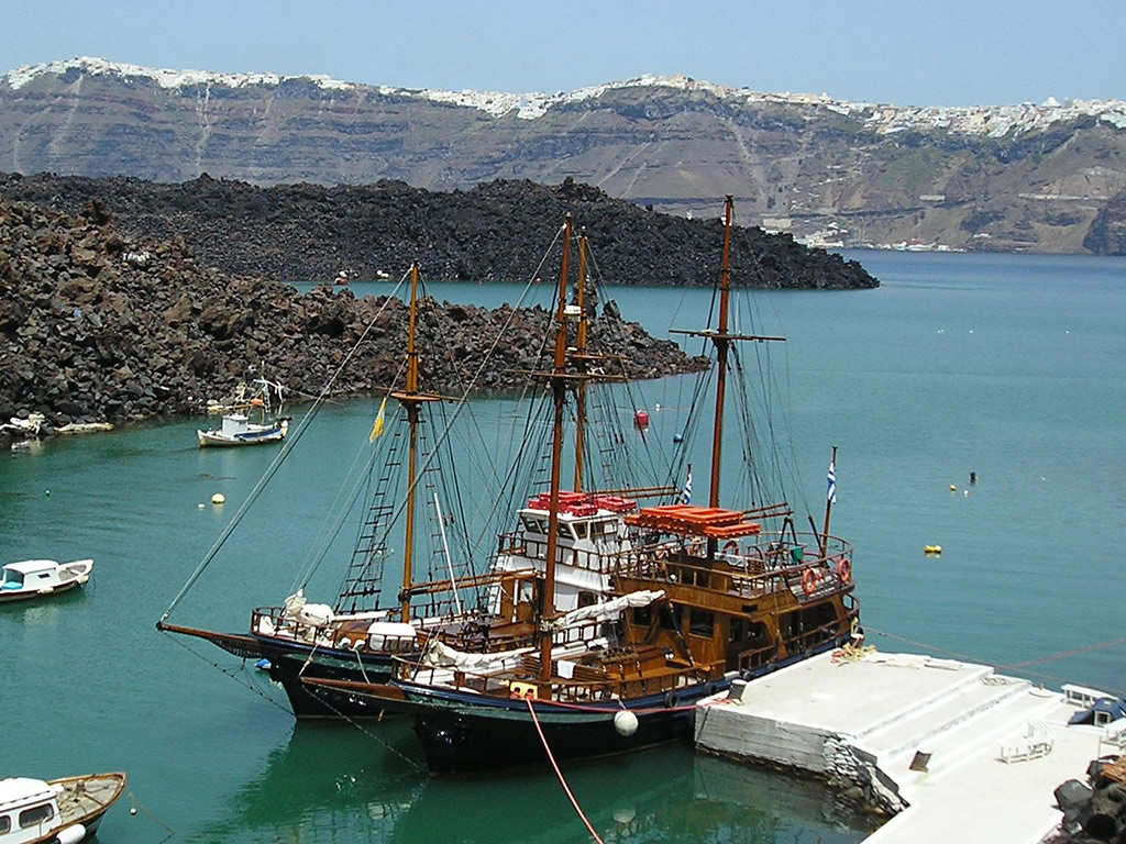 Volcanic Islands Cruise: Volcano, Hot Springs and Optional Thirassia with Free Time in Oia - Santorini
