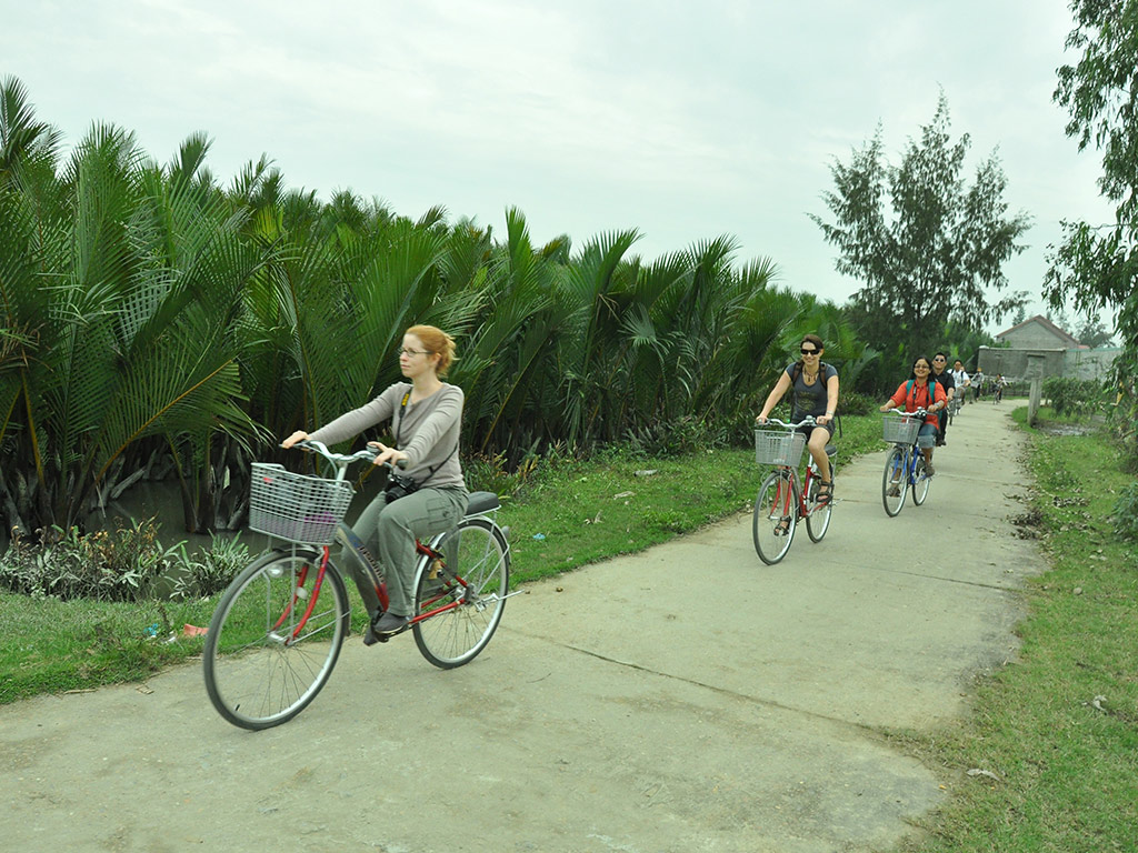 Hoi An Boat and Bike Tour with Sunset BBQ