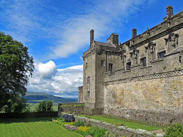 Stirling Castle, Loch Lomond and Cruise - Small Group Tour