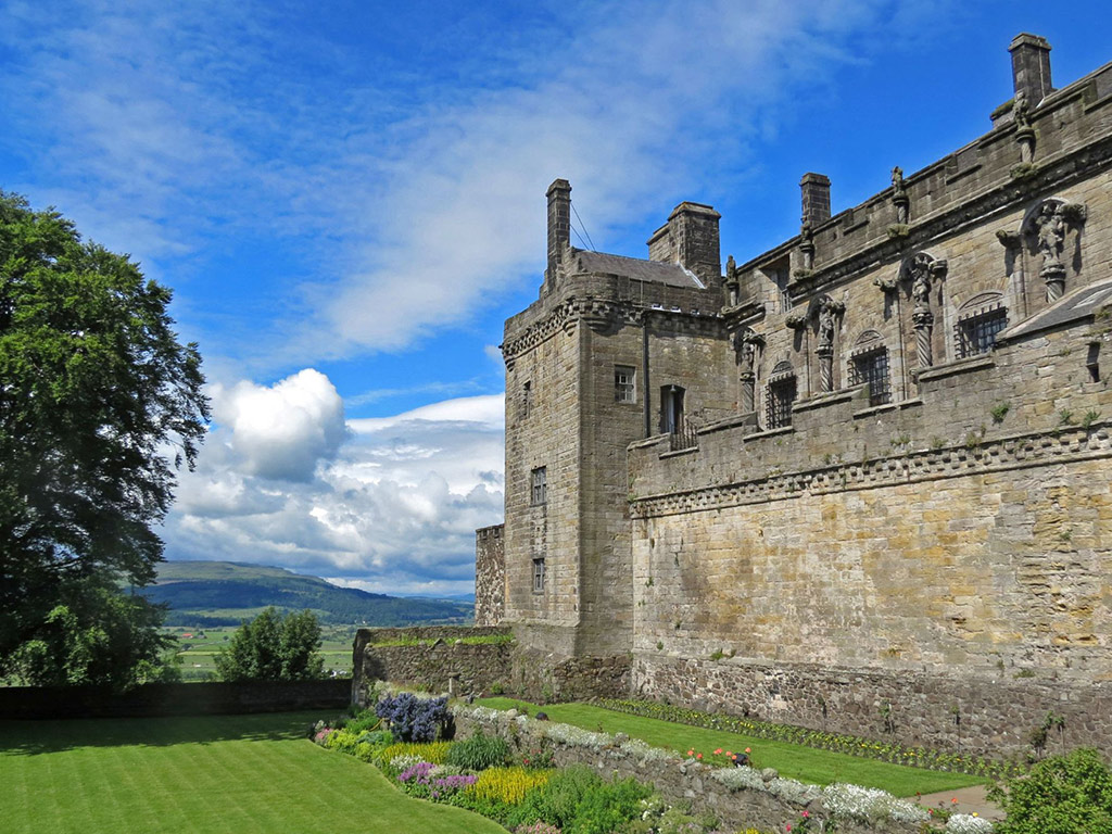 Stirling Castle, Loch Lomond and Cruise - Small Group Tour