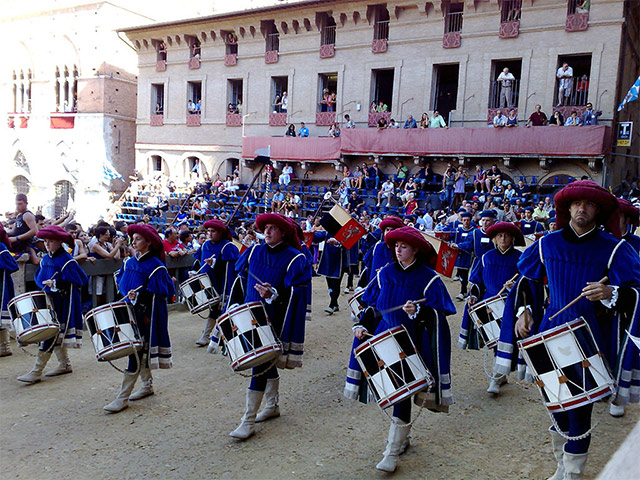 Siena Walking Tour: Palio and Contrada Museum