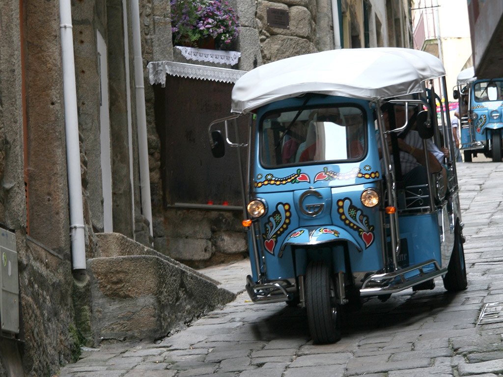 Porto tuk tuk ride and Douro cruise