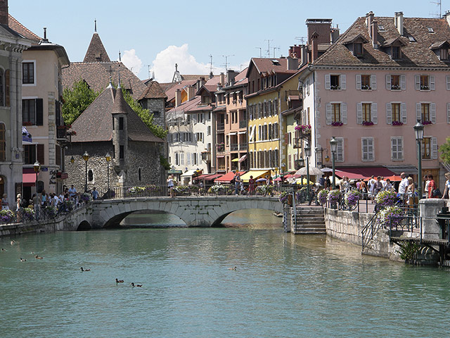 Geneva and Annecy tour by tram, boat and on foot