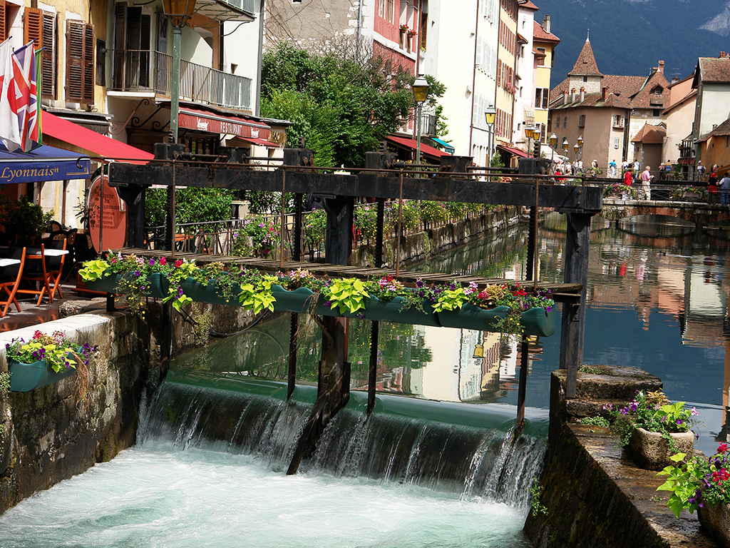 Geneva and Annecy tour by tram, boat and on foot