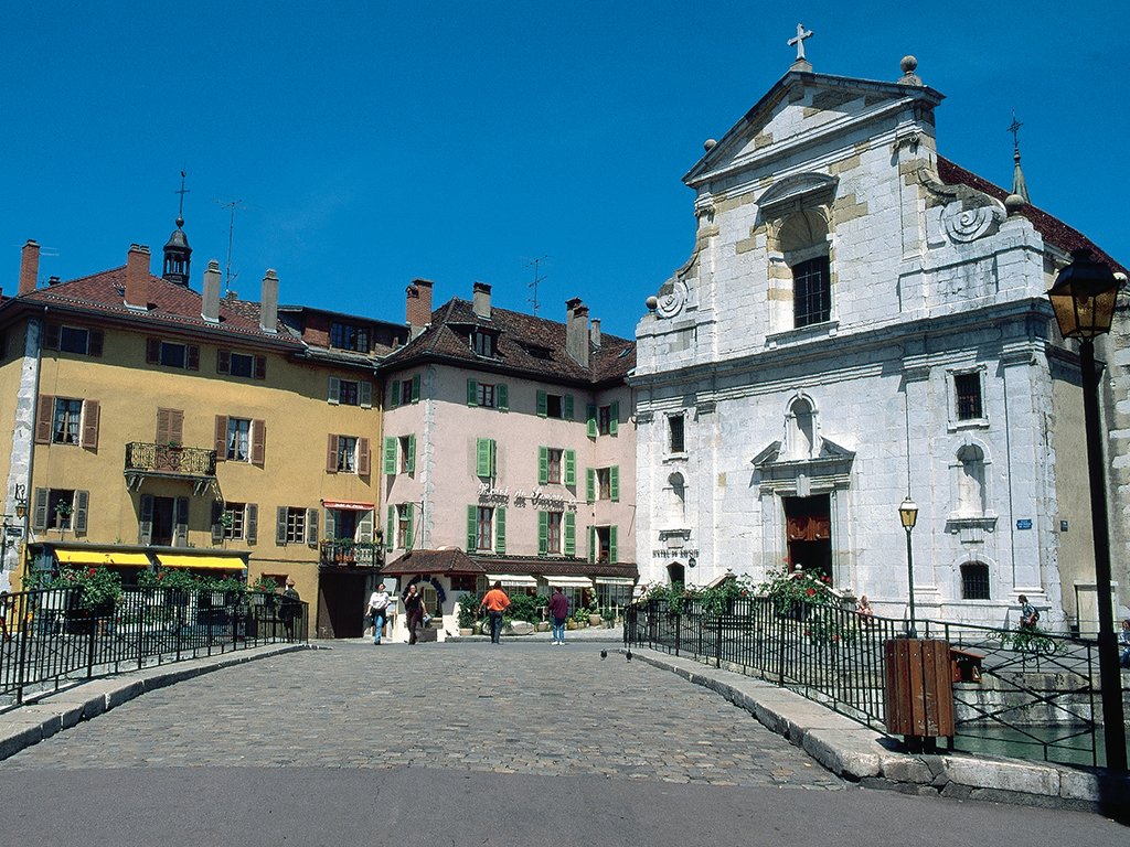 Geneva and Annecy tour by tram, boat and on foot