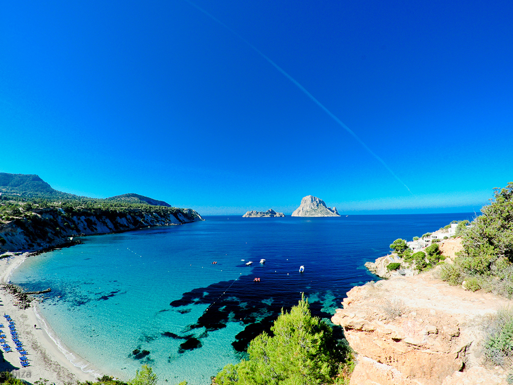 Es Vedra Cruise with Aperitif and Drinks - Guided Tour  (Tour with bilingual guide - English, Spanish)