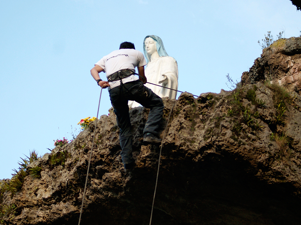 Rock climbing and abseiling in Suesca - Bogota