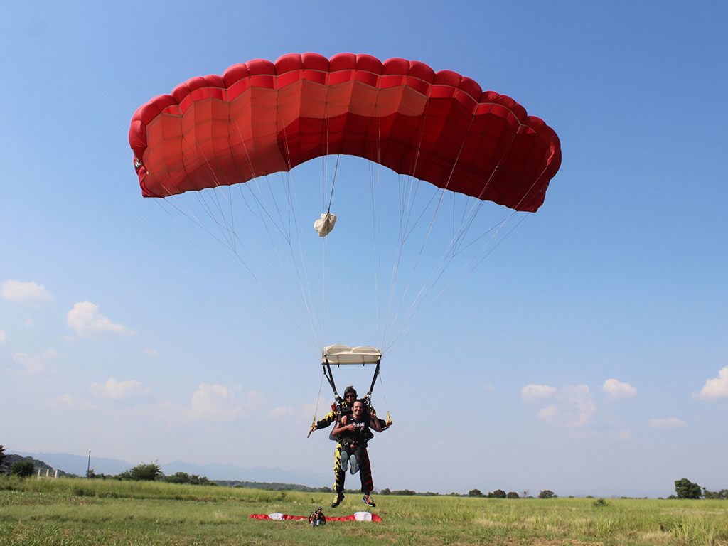 Parachuting in Flandes - Bogota