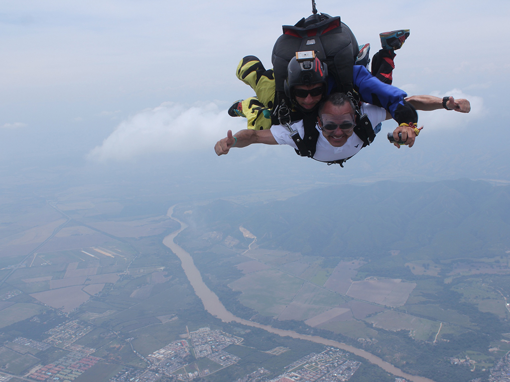 Parachuting in Flandes - Bogota