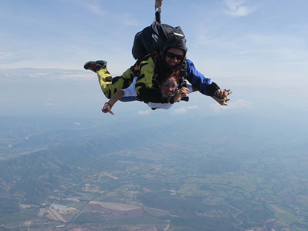 Parachuting in Flandes - Bogota