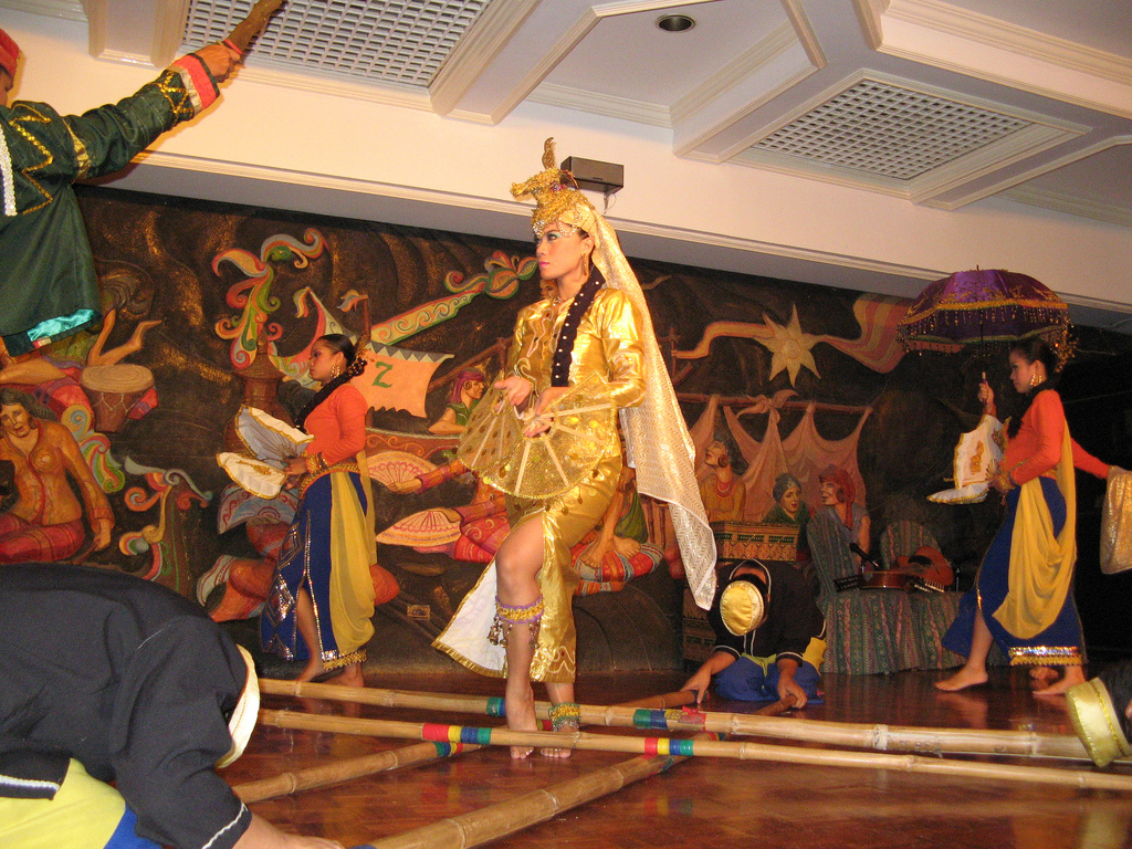 Dinner and traditional Philippine show