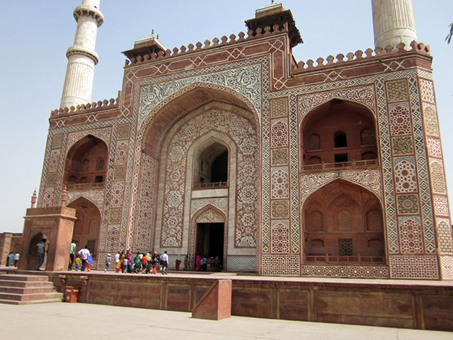 Tomb of Akbar at Sikandra and Dayal Bagh - Half-Day Private Tour