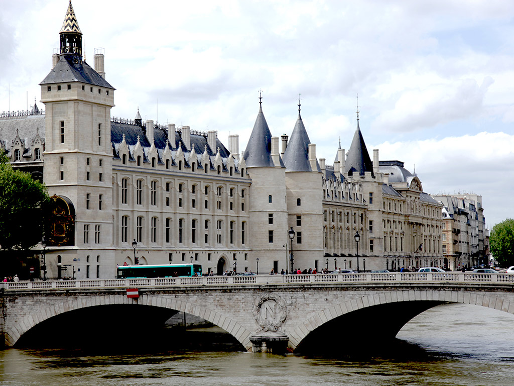 Paris Highlights: Notre Dame Island with Sainte-Chapelle Ticket