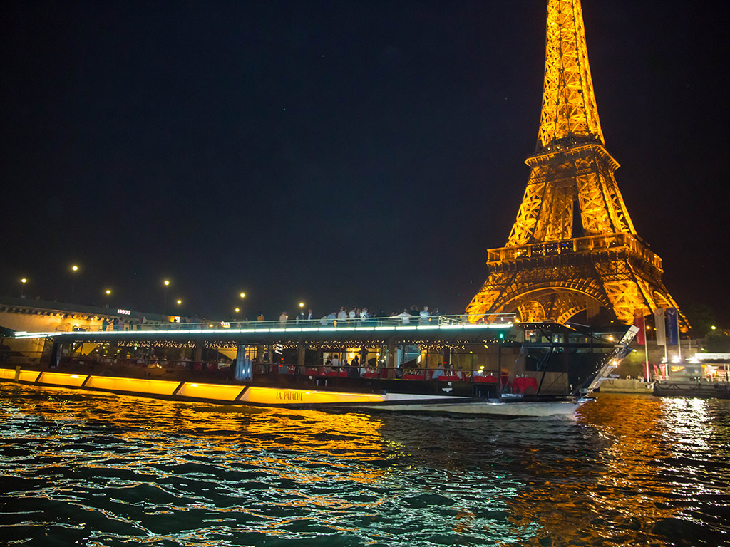 Food cruise with Bateaux Mouches - Paris