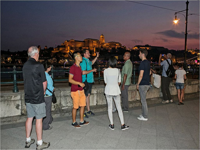 Budapest Night Small Group Walking Tour & Legenda Danube River Cruise with Welcome Drink