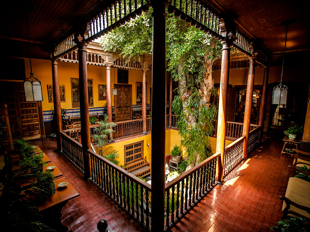 Colonial & Modern Lima, Casa Aliaga and Larco Museum