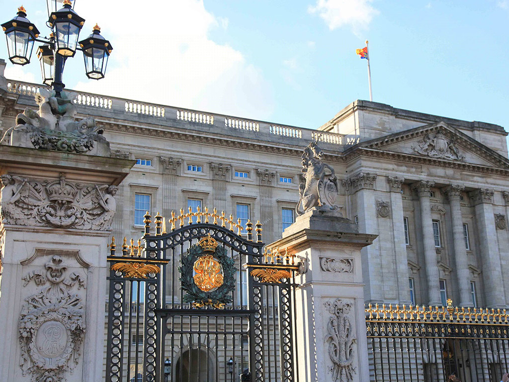 Buckingham Palace Tickets with Royal Walking Tour