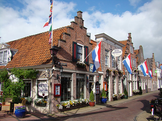 Visit to Marken, Volendam and Edam by public transport - Private Tour