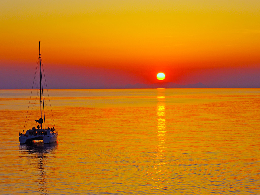 Catamaran Lagoon Tour with  BBQ: Hot springs, Red & White beaches - max. 20 pers - Santorini