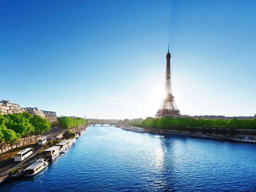 Eiffel Tower Summit Ticket with Priority Access and Audioguide - Paris