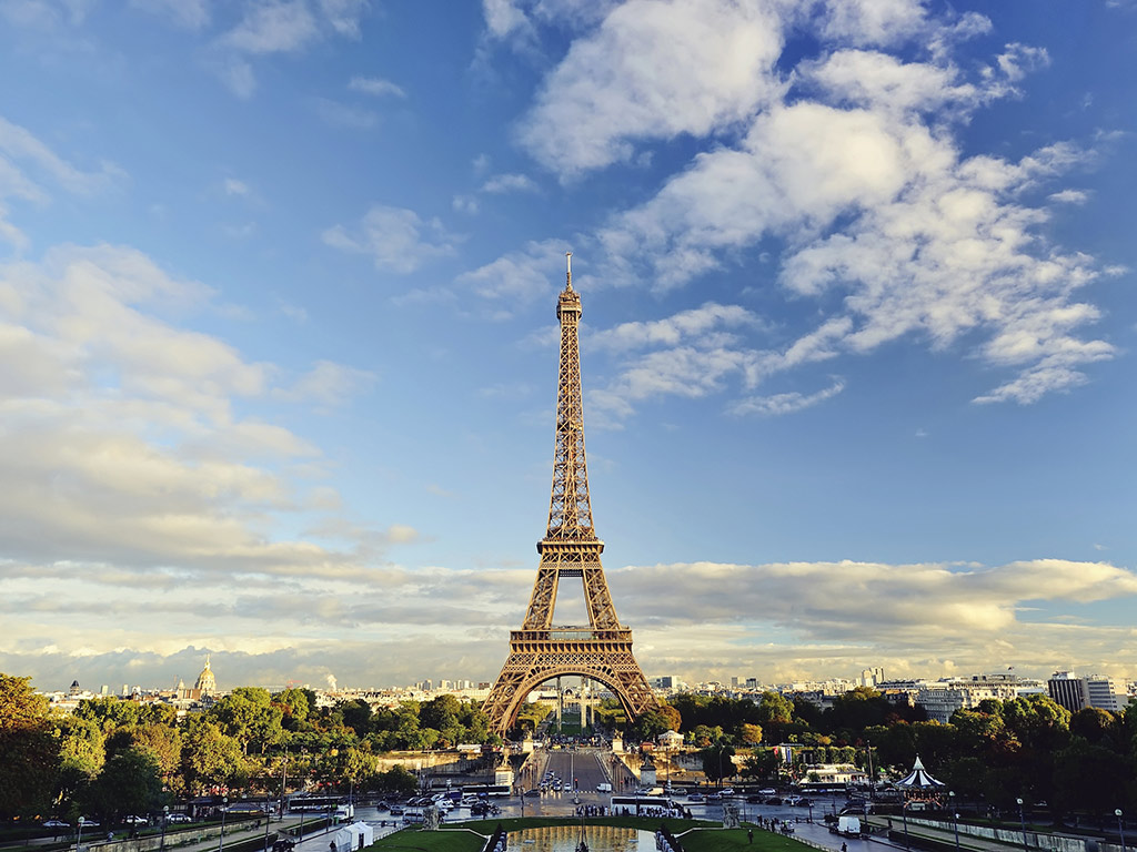 Eiffel Tower Summit Ticket with Priority Access and Audioguide - Paris