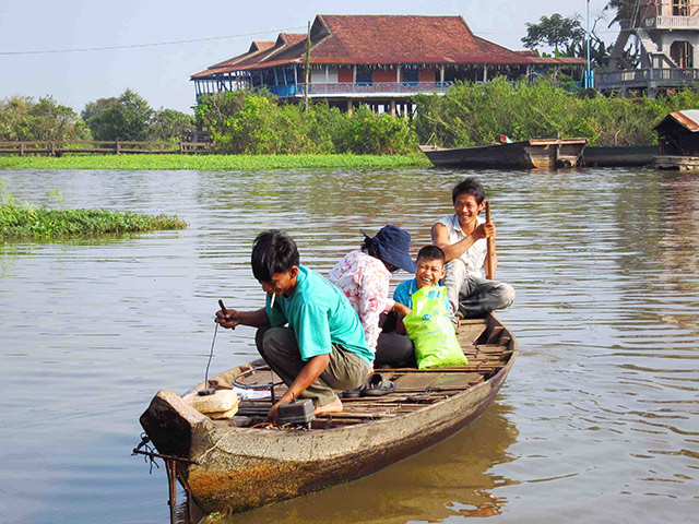 Chong Khneas and Tonle Sap Lake Half-Day Tour