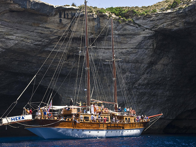 Cruise around Malta aboard Faith